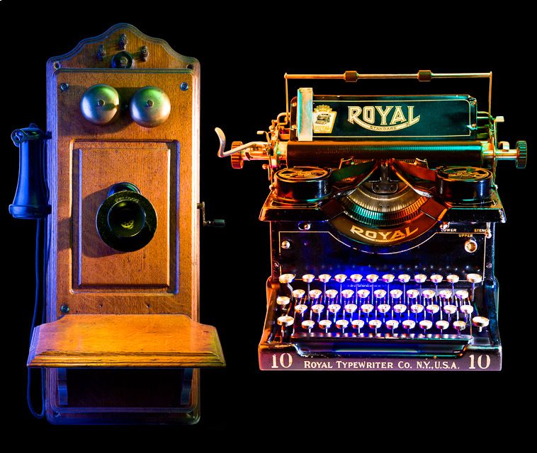 A picture of an old fashioned typewriter and a clock.